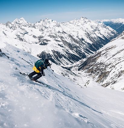 Pitztal Wildface - Snowboarder bei der Abfahrt vom Linken Fernerkogl mit dem Pitztal im Hintergrund
