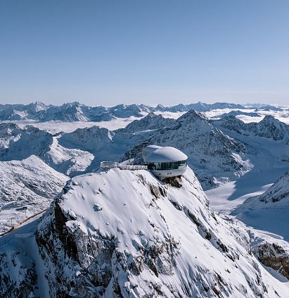 Das Cafe 3440 ist das höchste Kaffeehaus Österreichs und markiert den höchsten Punkt im Skigebiet Pitztaler Gletscher