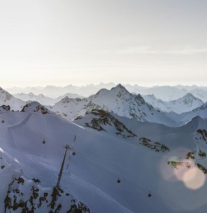 Die Bergstation der der Wildspitzbahn mit dem Cafe 3440 am Pitztaler Gletscher