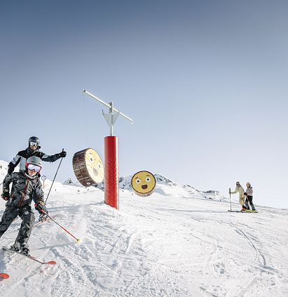 Ein Kind fährt mit einem Mann durch die Funline im Skigebiet Hochzeiger.