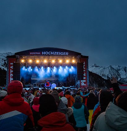 Das Hochzeiger Open Air zum Saisonstart der Beergbahnen Hochzeiger. Am Vormittag Skifahren und im Anschluss ein Konzert und DJ-Party bei der Mittelstation auf 2000m genießen.