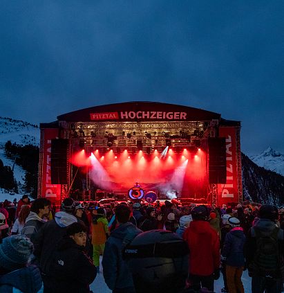 Das Hochzeiger Open Air zum Saisonstart der Beergbahnen Hochzeiger. Am Vormittag Skifahren und im Anschluss ein Konzert und DJ-Party bei der Mittelstation auf 2000m genießen.