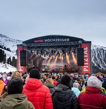 Das Hochzeiger Open Air zum Saisonstart der Beergbahnen Hochzeiger. Am Vormittag Skifahren und im Anschluss ein Konzert und DJ-Party bei der Mittelstation auf 2000m genießen.