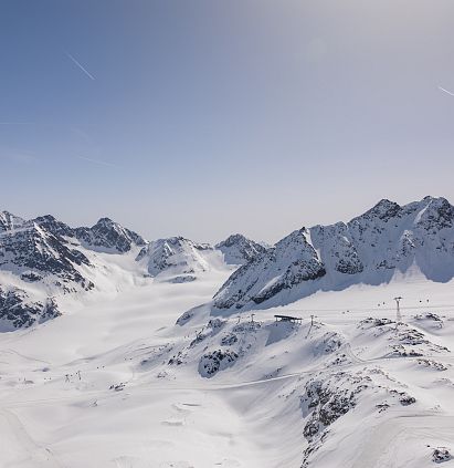 Blick über die Gletscherwelt mit der Mittelstation der Mittelbergbahn