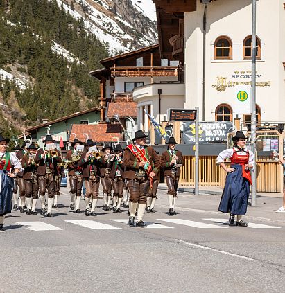 Musikkapelle St. Leonhard und Zaunhof beim  Einmarsch zum Pitztaler Schneefest