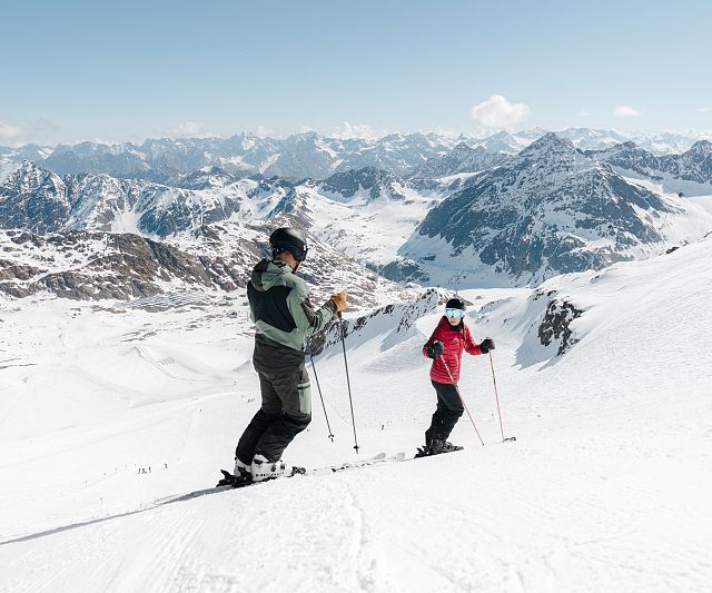 Skifahrer bei Sonnenschein auf der Piste am Pitztaler Gletscher