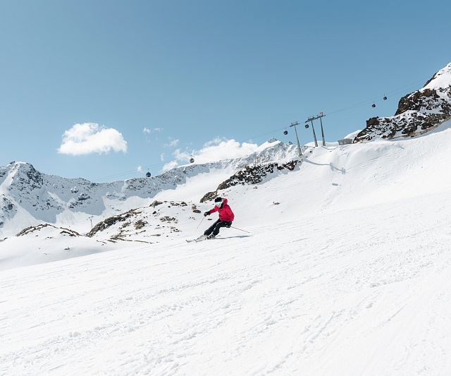 Skifahrer bei Sonnenschein auf der Piste am Pitztaler Gletscher
