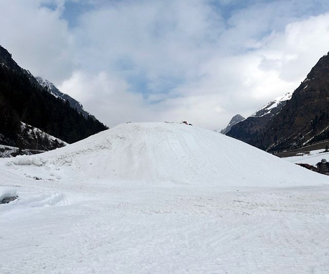 The snow depot of the Mandarfen training trail