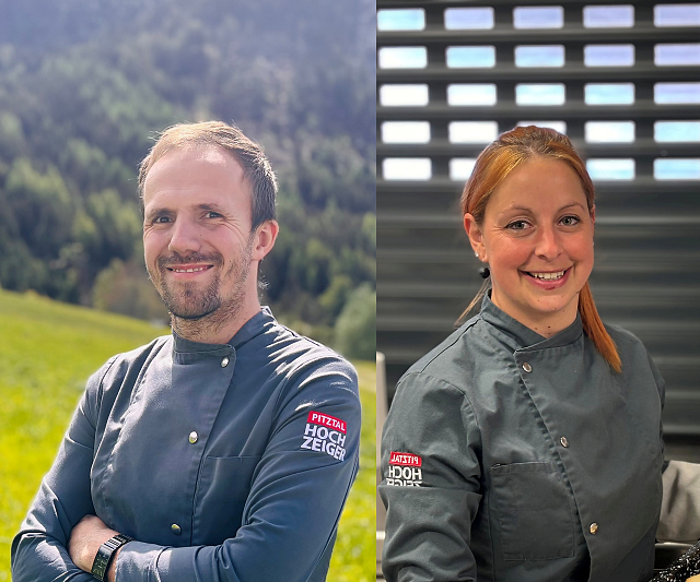 Die Köche von den Hochzeiger Bergbahnen, Sandra Santeler und Markus Winkler, in Kochkleidung. Links steht Markus Winkler draußen vor einer grünen Landschaft, rechts hält Sandra Santeler ein Blech selbstgebackener Kekse.