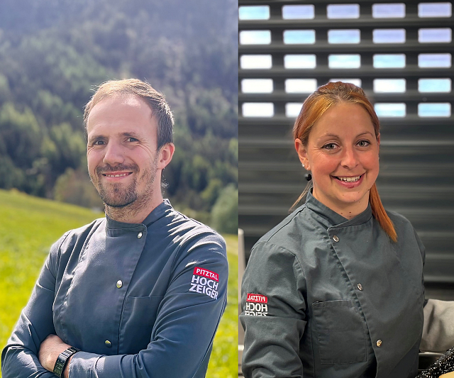 Die Köche von den Hochzeiger Bergbahnen, Sandra Santeler und Markus Winkler, in Kochkleidung. Links steht Markus Winkler draußen vor einer grünen Landschaft, rechts hält Sandra Santeler ein Blech selbstgebackener Kekse.