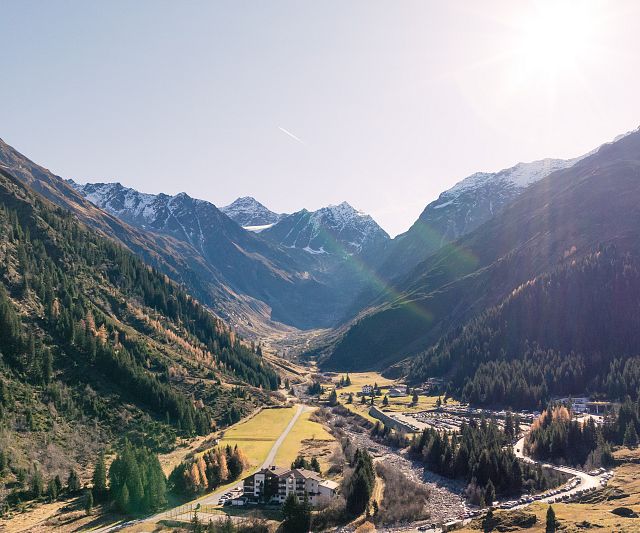 Blick auf den Weiler Mittelberg am Talschluss des Pitztals in der Gemeinde St. Leonhard