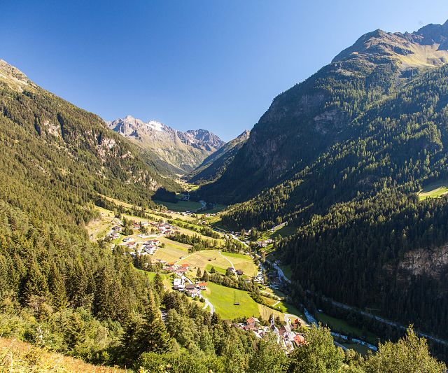 Blick auf Zaunhof in der Gemeinder St.Leonhard im Sommer