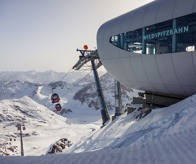 Die Bergstation der Wildspitzbahn auf 3.440m - Tirols höchste Seilbahn