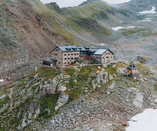 Blick auf die Braunschweiger Hütte am Fuß den Pitztaler Gletschers auf 2.759m.