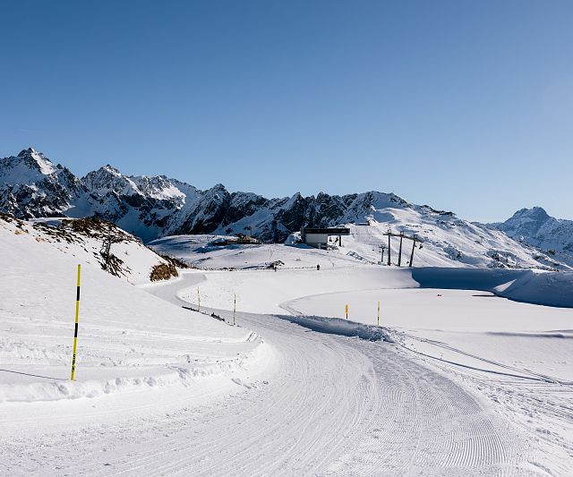Winter hiking at 2400m in the Hochzeiger ski area