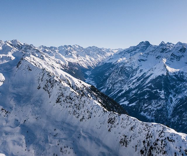 Blick auf die verschneiten Bergipfel den Pitztals