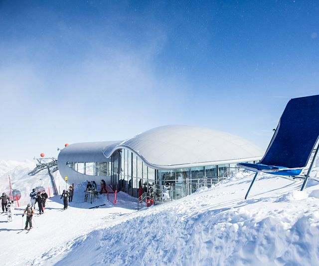 Liegestuhl an der Bergstation der Wildspitzbahn