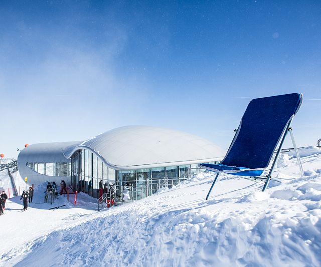 Liegestuhl an der Bergstation der Wildspitzbahn