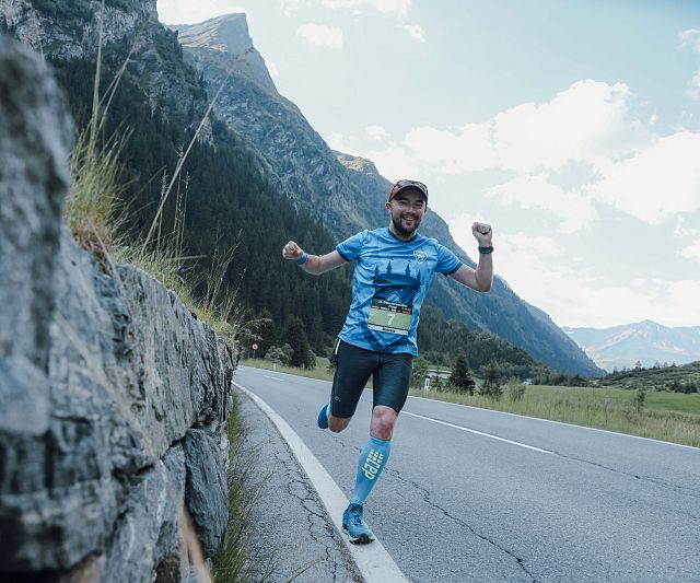 Glückliche Gletschermarathonteilnehmer mit Bergen im Hintergrund