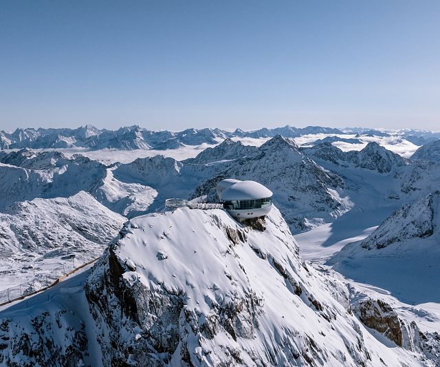 Das Cafe 3440 ist das höchste Kaffeehaus Österreichs und markiert den höchsten Punkt im Skigebiet Pitztaler Gletscher