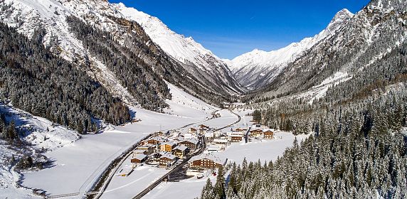 Das Bergdorf Plangeross im Winter in der Gemeinde St. Leonhard