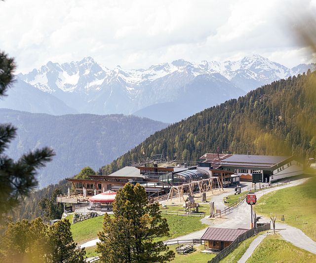 Das Zeigerrestaurant mit Panoramablick an der Mittelstation der Bergbahnen Hochzeiger