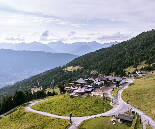 Das Zeigerrestaurant mit der Mittelstation der Hochzeiger Bergbahnen