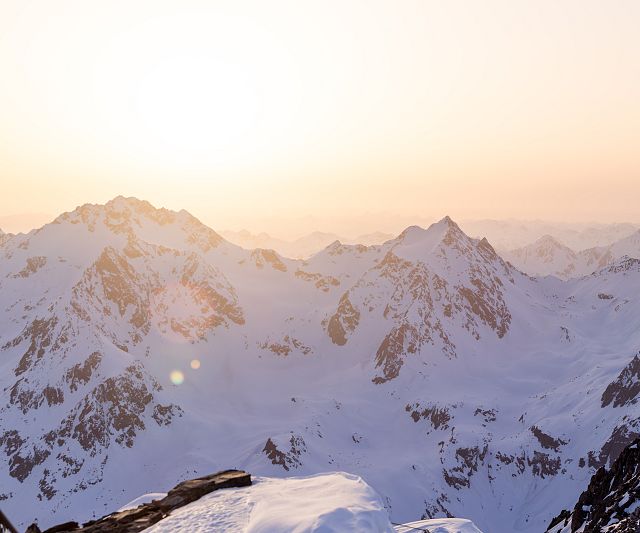 Panoramablick in den Sonnenuntergang  von der Aussichtsplattform beim Café 3440 im Skigebiet Pitztaler Gletscher.