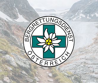 Das Logo des Bergrettungsdienstes Österreich ist auf einem Hintergrund aus Berglandschaft und Gletschereis platziert. Es zeigt eine Edelweissblume.