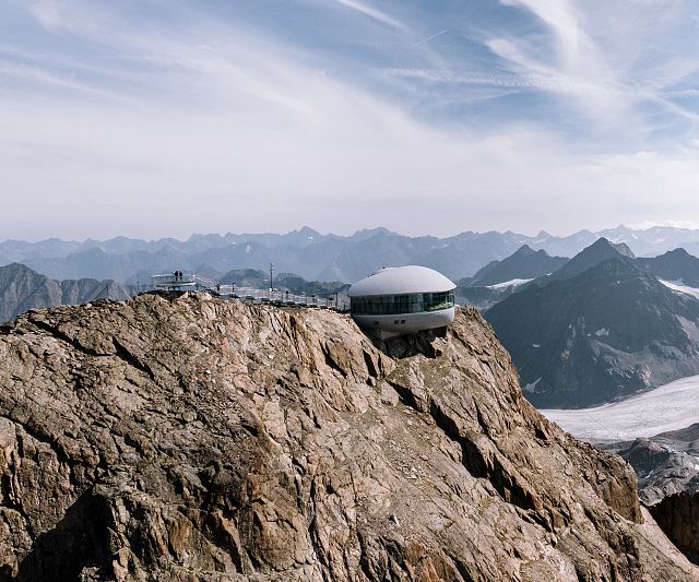 Auf dem Hinteren Brunnkogel thront das Cafe 3440 über dem Pitztaler Gletscher.