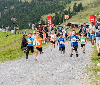 Kinder beim Pitzi´s Kinderlauf im Hochzeiger Wandergebiet
