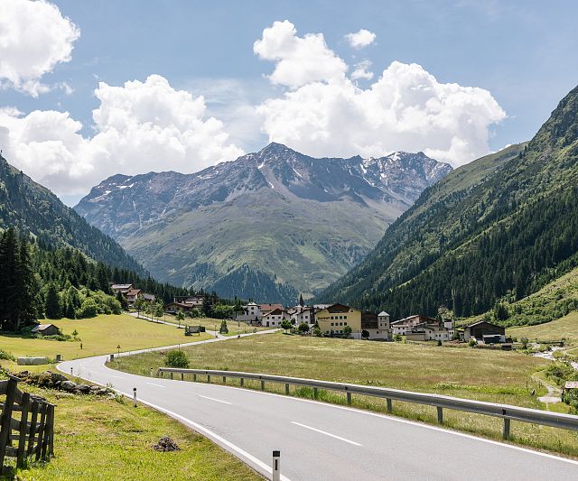 Blick auf Plangeross im Pitztal mit dem Berggipfel Mittagskogel im Hintergrund