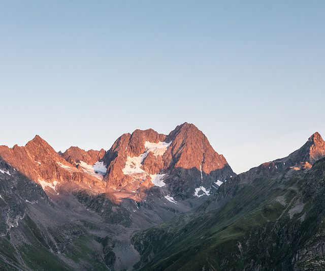 Die Watzseespitze am Kaunergrat bei Sonnenaufgang mit Alpenglühen