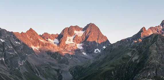 Die Watzseespitze am Kaunergrat bei Sonnenaufgang mit Alpenglühen