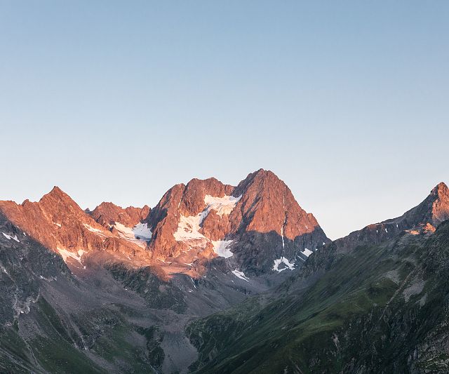 Die Watzseespitze am Kaunergrat bei Sonnenaufgang mit Alpenglühen