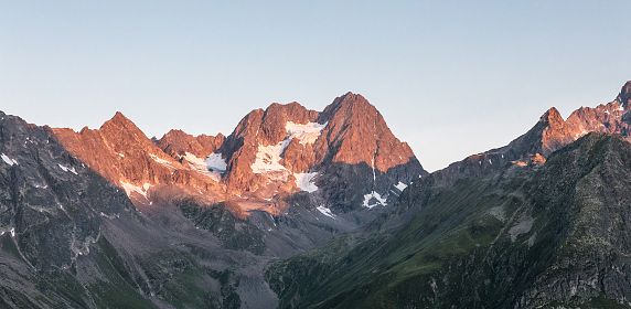 Die Watzseespitze am Kaunergrat bei Sonnenaufgang mit Alpenglühen