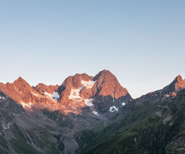 Die Watzseespitze am Kaunergrat bei Sonnenaufgang mit Alpenglühen