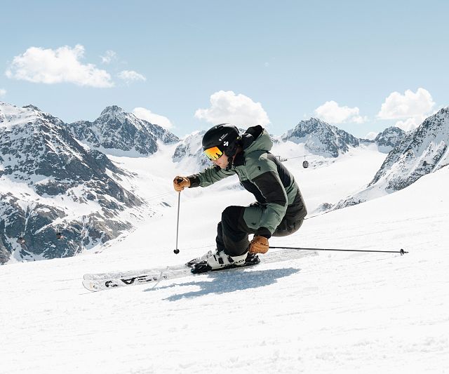 Skifahrer bei Sonnenschein auf der Piste am Pitztaler Gletscher