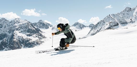 Skifahrer bei Sonnenschein auf der Piste am Pitztaler Gletscher