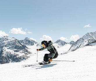 Skifahrer bei Sonnenschein auf der Piste am Pitztaler Gletscher