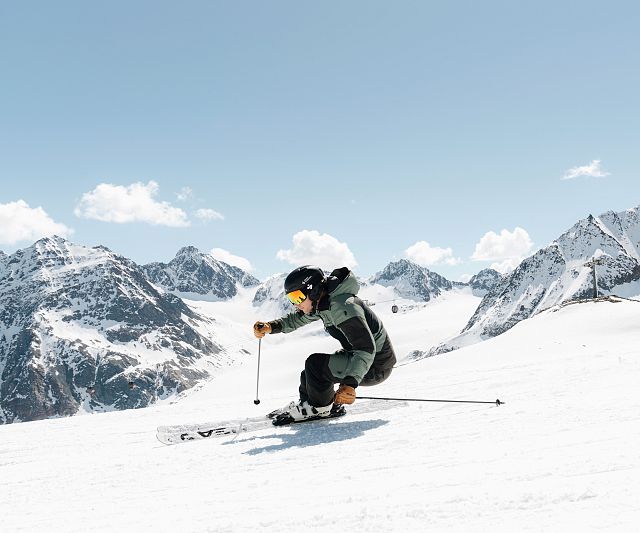 Skifahrer bei Sonnenschein auf der Piste am Pitztaler Gletscher