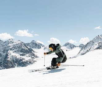 Skifahrer bei Sonnenschein auf der Piste am Pitztaler Gletscher