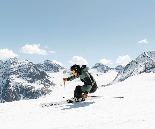 Skifahrer bei Sonnenschein auf der Piste am Pitztaler Gletscher