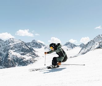 Skifahrer bei Sonnenschein auf der Piste am Pitztaler Gletscher