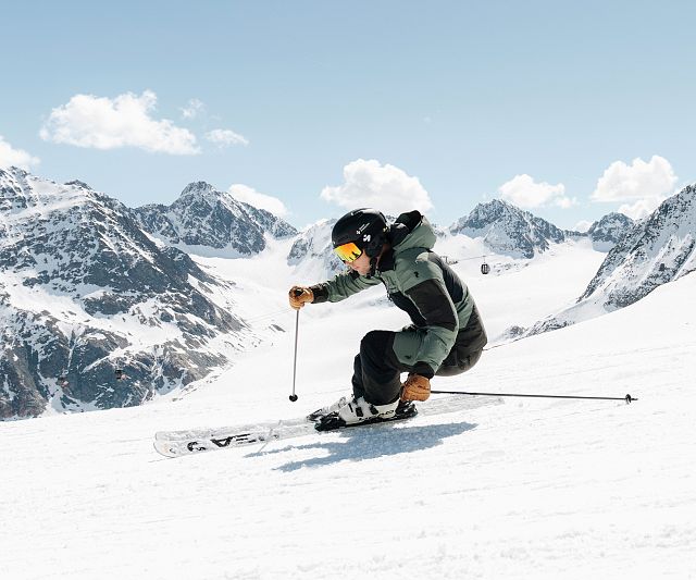 Skifahrer bei Sonnenschein auf der Piste am Pitztaler Gletscher