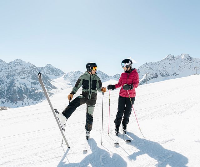 Skifahrer bei Sonnenschein auf der Piste am Pitztaler Gletscher
