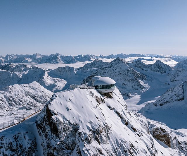 Das Cafe 3440 ist das höchste Kaffeehaus Österreichs und markiert den höchsten Punkt im Skigebiet Pitztaler Gletscher