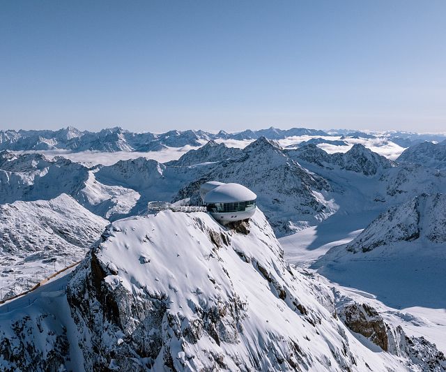 Das Cafe 3440 ist das höchste Kaffeehaus Österreichs und markiert den höchsten Punkt im Skigebiet Pitztaler Gletscher