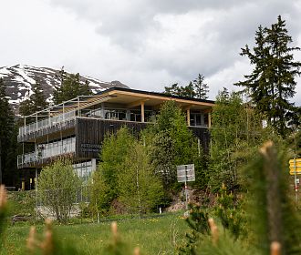 Das Naturparkhaus Kaunergrat am Piller Sattel mit Ausstellung, Restaurant und Seminarräumen