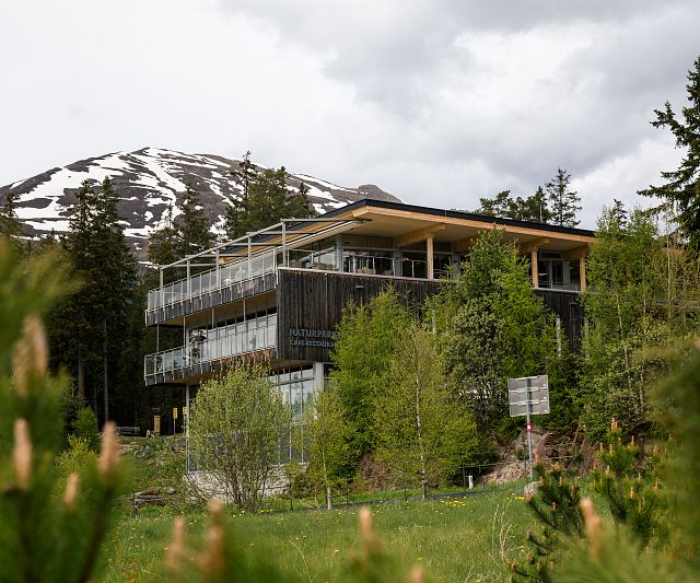 Das Naturparkhaus Kaunergrat am Piller Sattel mit Ausstellung, Restaurant und Seminarräumen